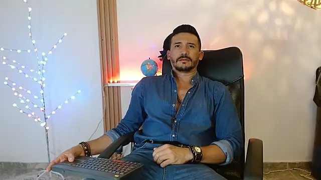 Snapshot of Reiko_85_ chatting on 01/05/26, 05:27 Reiko 85 online show from 01/05/26, 05:27