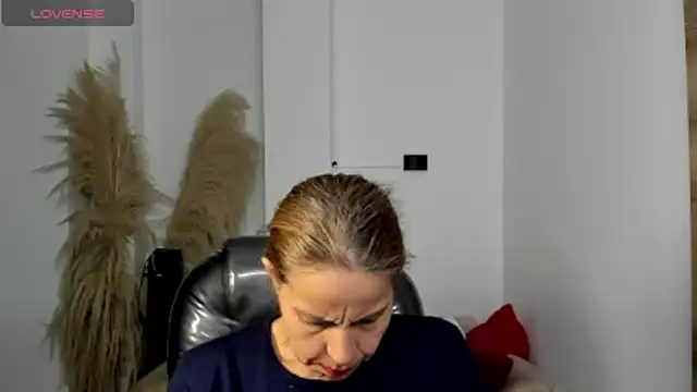 Milf karlye online show from 04/01/26, 02:13