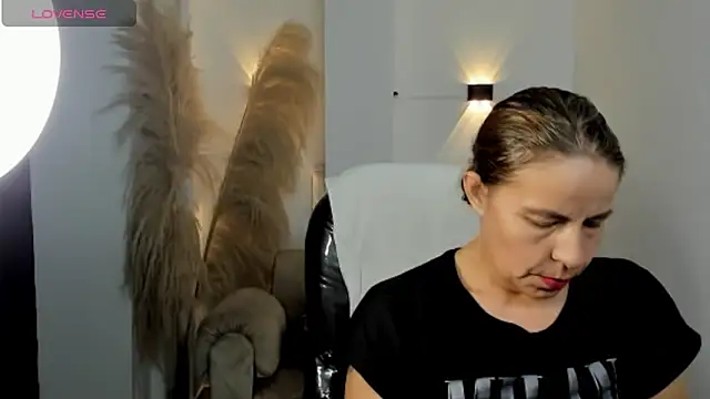 Milf karlye online show from 04/15/26, 02:06