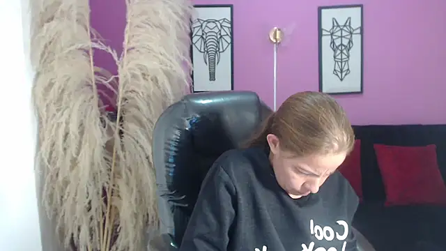 Snapshot of Milf_karlye chatting on 09/10/25, 02:21 Milf karlye online show from 09/10/25, 02:21