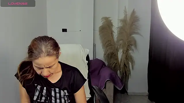 Milf karlye online show from 04/24/26, 12:45