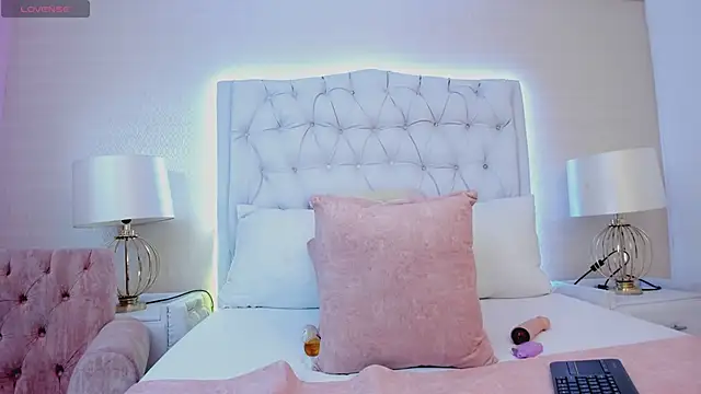 Snapshot of MonserratPeters chatting on 01/31/25, 08:01 MonserratPeters online show from 01/31/25, 08:01