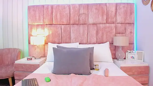 Snapshot of MonserratPeters chatting on 01/05/25, 03:32 MonserratPeters online show from 01/05/25, 03:32