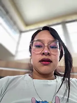 Snapshot of Liulee chatting on 12/16/25, 04:33 Liulee online show from 12/16/25, 04:33