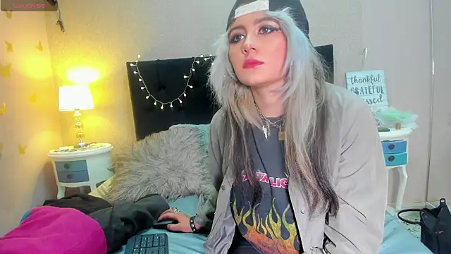 Snapshot of HollyWould__ chatting on 02/17/25, 04:50 HollyWould online show from 02/17/25, 04:50