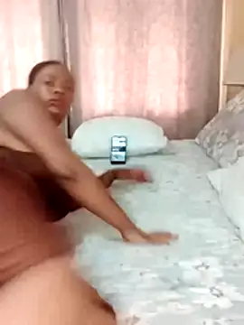 Snapshot of Luciouslips00 chatting on 11/23/25, 07:18 Luciouslips00 online show from 11/23/25, 07:18