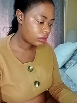 Snapshot of Luciouslips00 chatting on 11/24/25, 07:30 Luciouslips00 online show from 11/24/25, 07:30