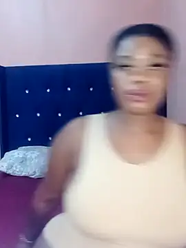 Snapshot of Luciouslips00 chatting on 04/15/26, 12:53 Luciouslips00 online show from 04/15/26, 12:53