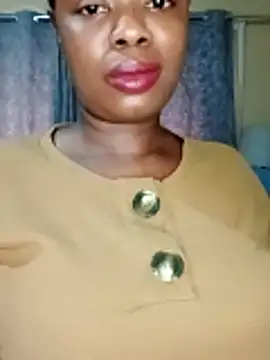 Snapshot of Luciouslips00 chatting on 11/10/25, 02:00 Luciouslips00 online show from 11/10/25, 02:00