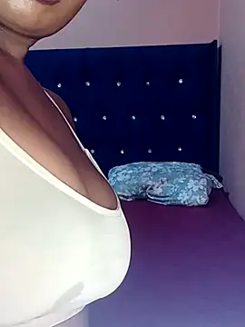 Snapshot of Luciouslips00 chatting on 03/28/26, 03:57 Luciouslips00 online show from 03/28/26, 03:57