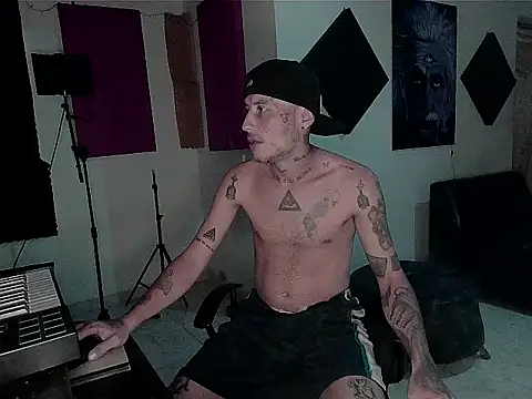 Snapshot of patrik_tattoo_ chatting on 11/22/25, 02:10 patrik tattoo online show from 11/22/25, 02:10