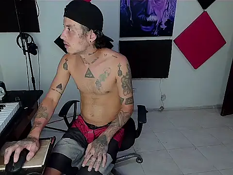 Snapshot of patrik_tattoo_ chatting on 10/15/25, 10:40 patrik tattoo online show from 10/15/25, 10:40