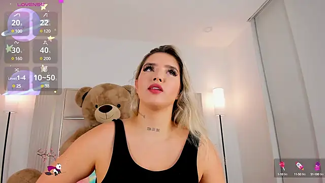 Snapshot of saraamiller_ chatting on 03/08/25, 10:45 saraamiller online show from 03/08/25, 10:45