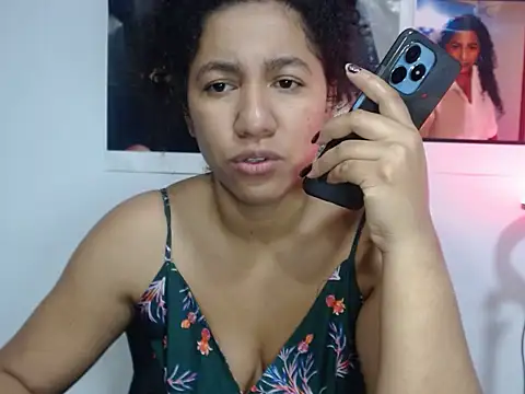 Snapshot of bellacrespalatina chatting on 10/12/25, 10:33 bellacrespalatina online show from 10/12/25, 10:33