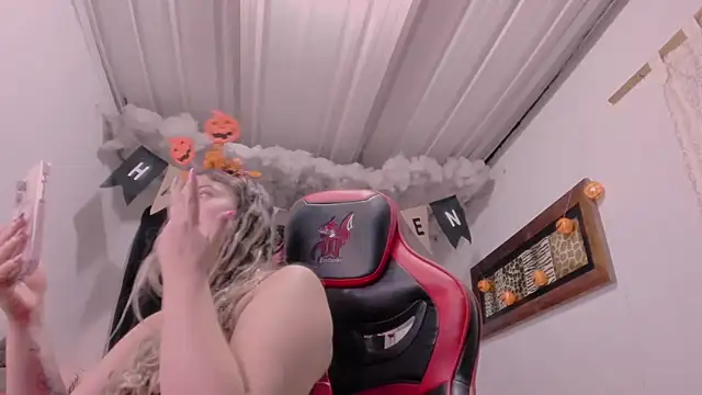 Lauu G online show from 10/25/25, 01:49