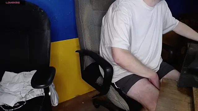 Snapshot of shyhuskyguy chatting on 12/05/25, 05:06 shyhuskyguy online show from 12/05/25, 05:06