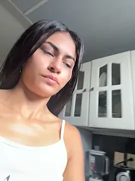 emilie xx  online show from 05/03/26, 12:53