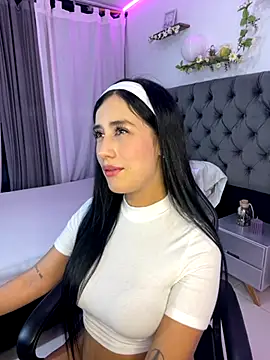 Snapshot of Amiirra_ chatting on 09/14/25, 01:06 Amiirra online show from 09/14/25, 01:06