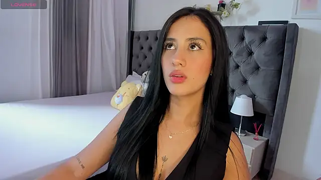 Snapshot of Amiirra_ chatting on 02/18/26, 04:58 Amiirra online show from 02/18/26, 04:58