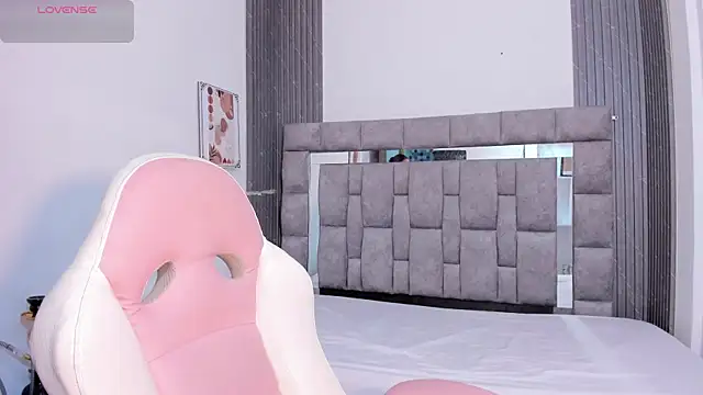 Snapshot of zulyjones chatting on 11/11/25, 12:22 zulyjones online show from 11/11/25, 12:22