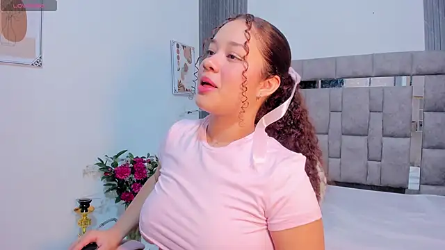 Snapshot of zulyjones chatting on 12/05/25, 12:37 zulyjones online show from 12/05/25, 12:37