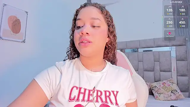 Snapshot of zulyjones chatting on 10/29/25, 12:15 zulyjones online show from 10/29/25, 12:15