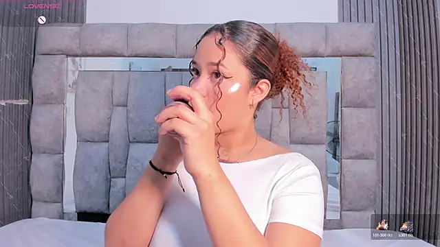 Snapshot of zulyjones chatting on 11/06/25, 12:09 zulyjones online show from 11/06/25, 12:09