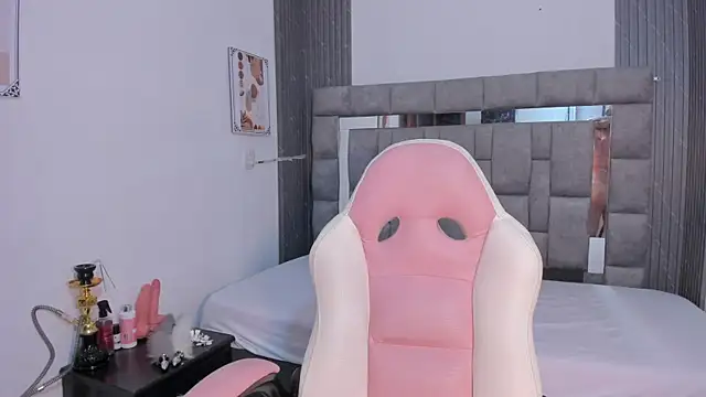 Snapshot of zulyjones chatting on 11/01/25, 11:59 zulyjones online show from 11/01/25, 11:59