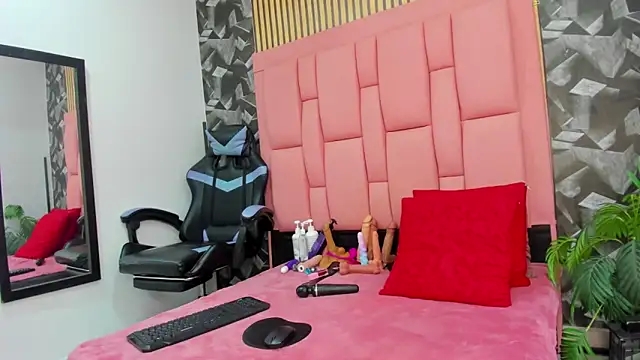 Brithanyslim online show from 11/28/25, 01:11