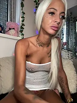 Snapshot of mrs_skinny_goddess chatting on 07/15/26, 03:30 mrs skinny goddess online show from 07/15/26, 03:30