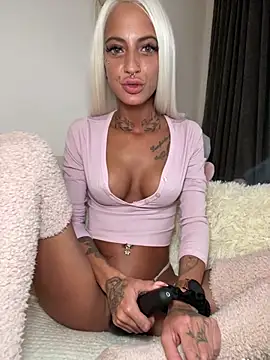 Snapshot of mrs_skinny_goddess chatting on 05/17/26, 05:02 mrs skinny goddess online show from 05/17/26, 05:02