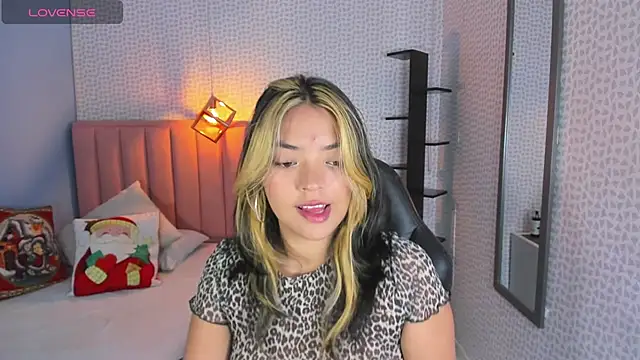 DENISERICHARD2 online show from 12/04/25, 12:37