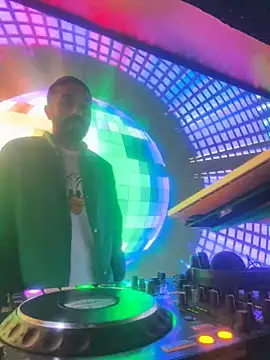 Snapshot of djtimka chatting on 10/12/25, 06:31 djtimka online show from 10/12/25, 06:31