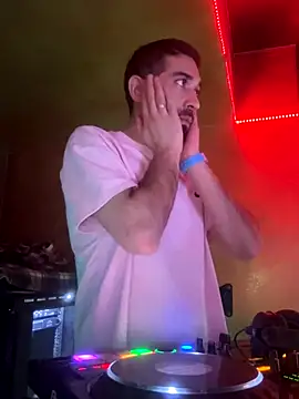 Snapshot of djtimka chatting on 11/25/25, 07:14 djtimka online show from 11/25/25, 07:14