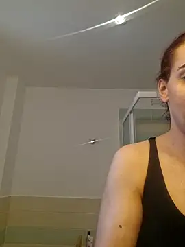 Snapshot of perla97 chatting on 10/22/25, 12:15 perla97 online show from 10/22/25, 12:15