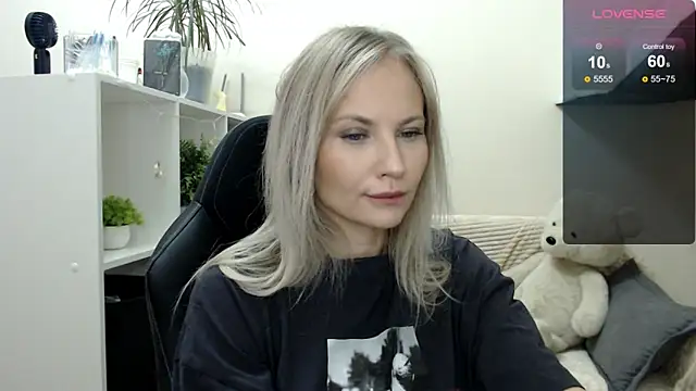 Sunny bunny6 online show from 10/28/25, 04:02