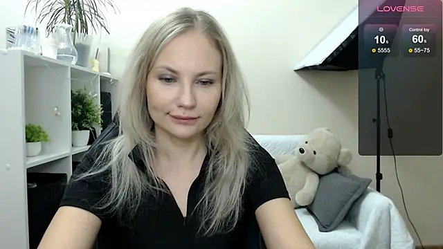 Snapshot of Sunny_bunny6 chatting on 10/15/25, 02:43 Sunny bunny6 online show from 10/15/25, 02:43