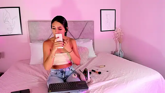 Snapshot of Emilyh_ chatting on 11/02/25, 10:20 Emilyh online show from 11/02/25, 10:20