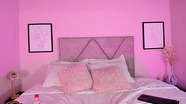 Snapshot of Emilyh_ chatting on 10/23/25, 10:36 Emilyh online show from 10/23/25, 10:36