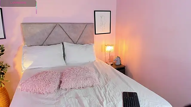 Snapshot of Emilyh_ chatting on 01/15/26, 01:36 Emilyh online show from 01/15/26, 01:36