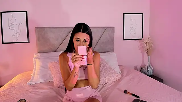 Snapshot of Emilyh_ chatting on 10/24/25, 11:09 Emilyh online show from 10/24/25, 11:09