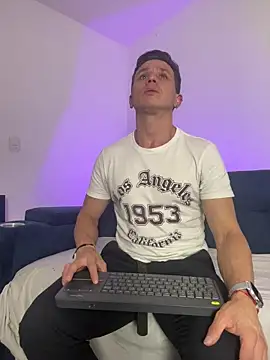 Andrewfalcon online show from 11/11/25, 07:30