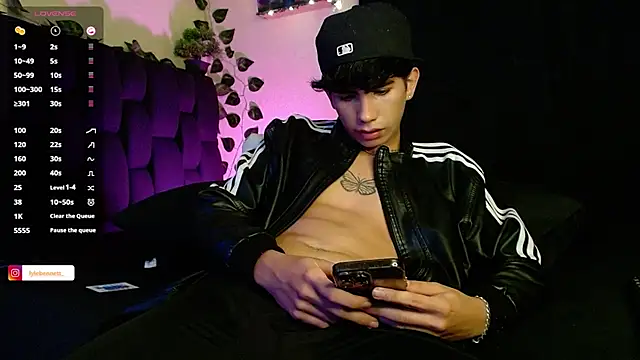 LyleBennett  online show from 02/03/25, 12:47