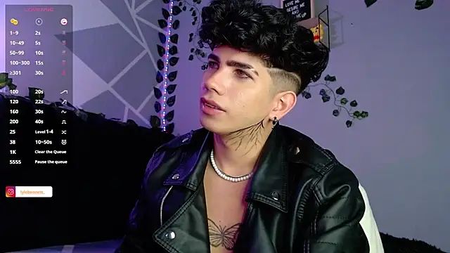 LyleBennett  online show from 12/06/24, 01:06