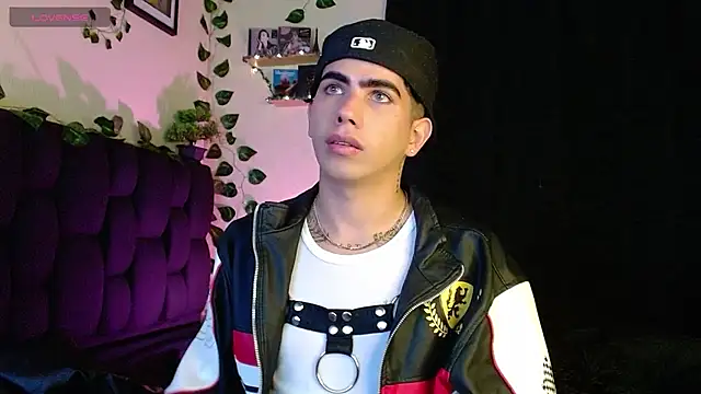 LyleBennett  online show from 02/07/25, 02:04