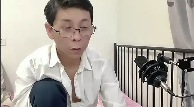 Snapshot of TGH521 chatting on 01/10/25, 04:12 TGH521 online show from 01/10/25, 04:12