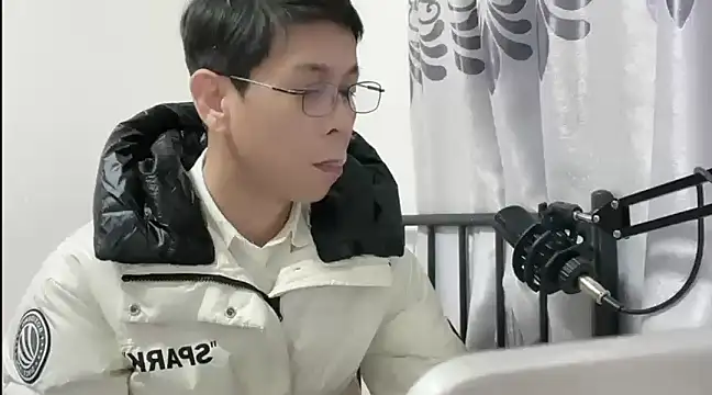 Snapshot of TGH521 chatting on 01/12/25, 08:14 TGH521 online show from 01/12/25, 08:14