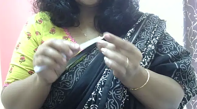 Snapshot of Riya_riyaa chatting on 01/12/25, 07:32 Riya riyaa online show from 01/12/25, 07:32