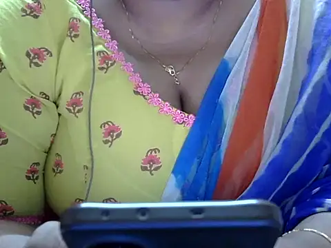 Snapshot of Riya_riyaa chatting on 09/10/25, 03:55 Riya riyaa online show from 09/10/25, 03:55