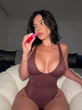 krissiswrld- online show from 05/05/26, 06:22